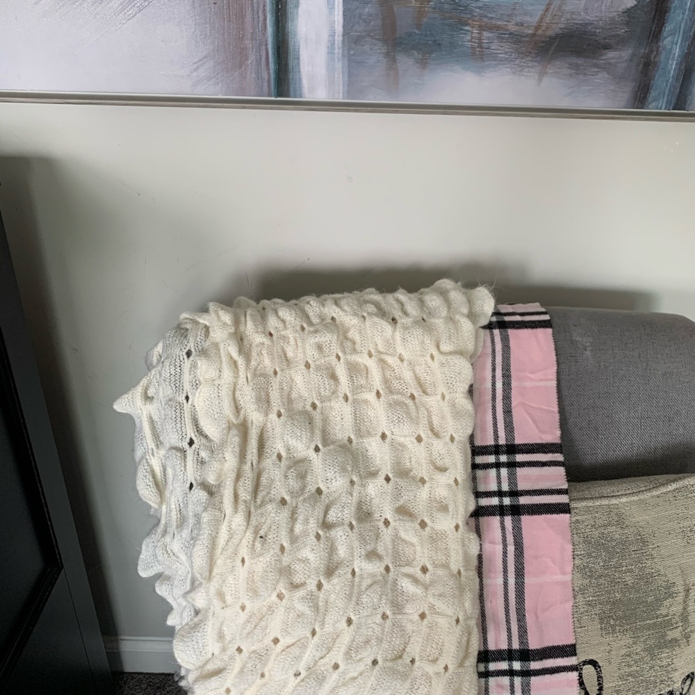 Various scarves - Picture 6 of 8